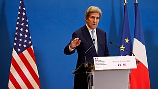 جون كيري في مؤتمر صحفي في فرنسا