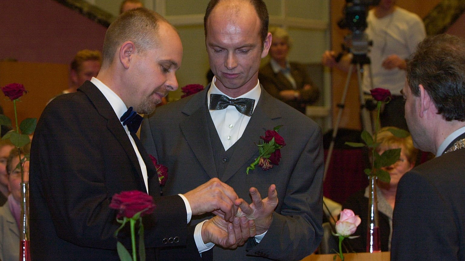 Gert Kasteel (à gauche) et Dolf Pasker (à droite) échangent leur alliance le jour de leur mariage le 31 mars 2021