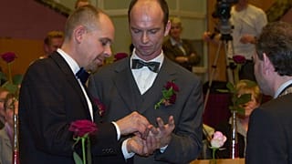 Gert Kasteel (à gauche) et Dolf Pasker (à droite) échangent leur alliance le jour de leur mariage le 31 mars 2021