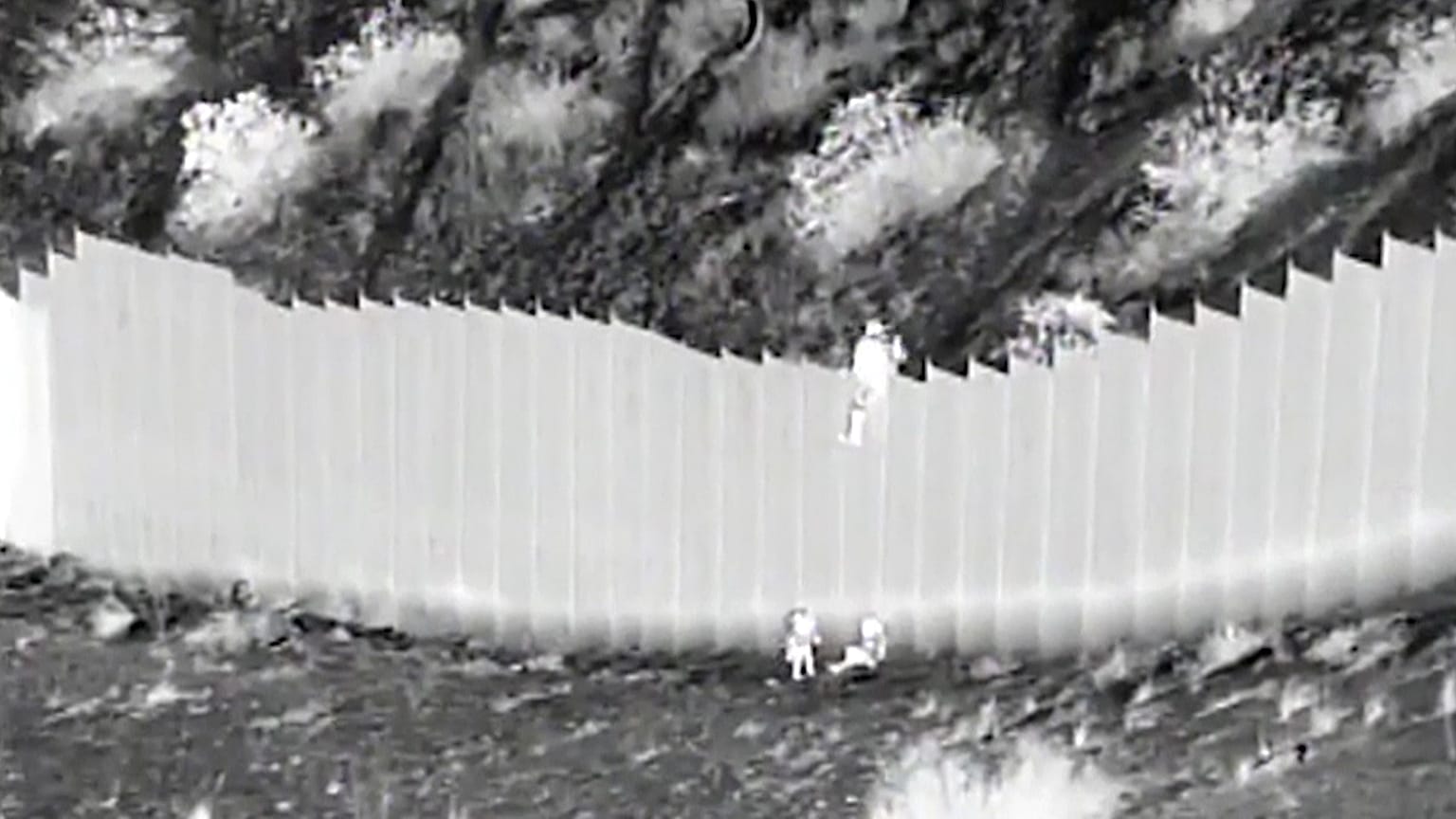Smugglers drop children over US border barrier