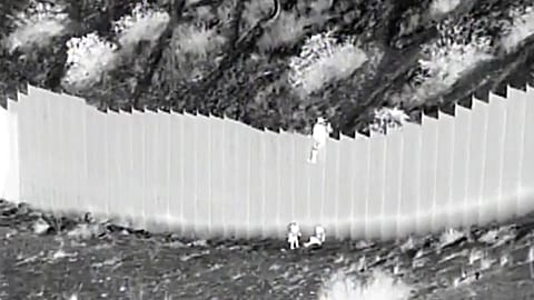 Smugglers drop children over US border barrier