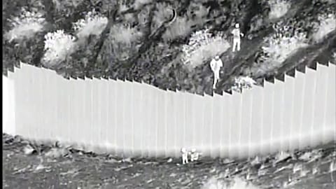 USA: Schmuggler lassen Kinder von meterhoher Grenzmauer fallen