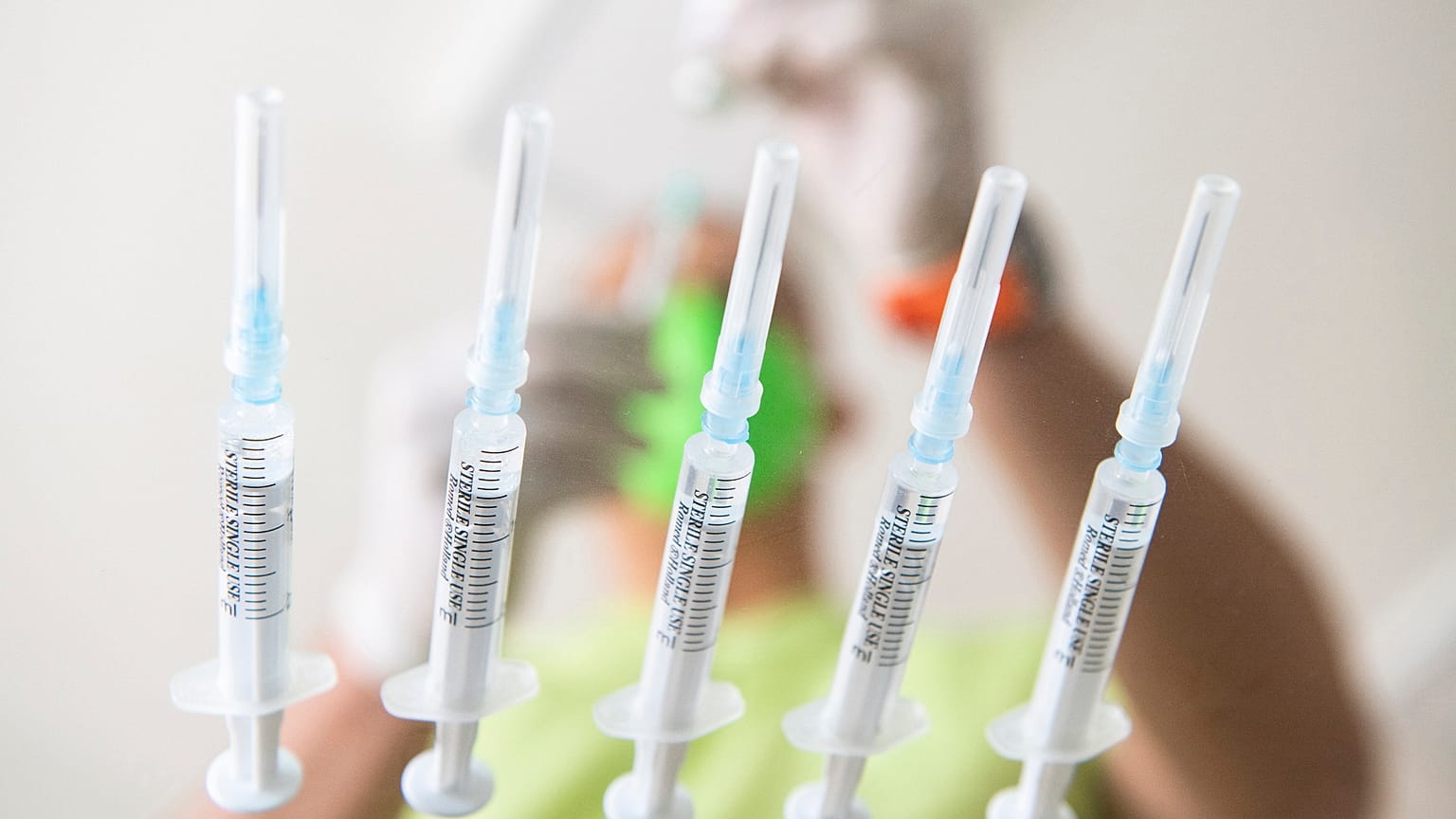 Soós Zoltán háziorvos előkészíti az AstraZeneca koronavírus elleni vakcinákat nyíregyházi rendelőjében 2021. április 1-jén.