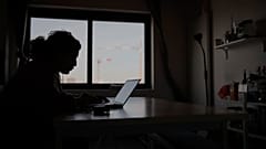 صورة في العتمة لفتاة مغربية تعيش في فرنسا 