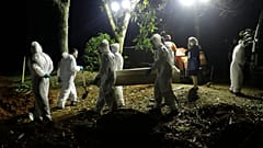 Ακόμη και κατα την διάρκεια της νύχτας γίνονται ταφές των νεκρών στην Βραζιλία - Τραγική η κατάσταση