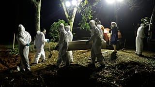 Ακόμη και κατα την διάρκεια της νύχτας γίνονται ταφές των νεκρών στην Βραζιλία - Τραγική η κατάσταση