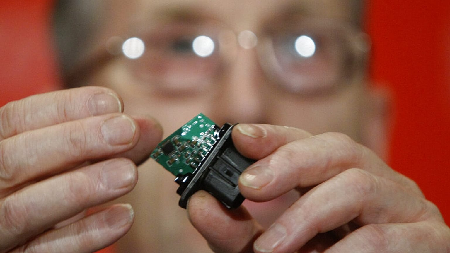 Samsung, Apple, General Motors, Hyundai gibi dünyadaki elektronik ve otomotiv devlerinin çip kıtlığı sebebiyle üretimlerinda aksamalar yaşanıyor.