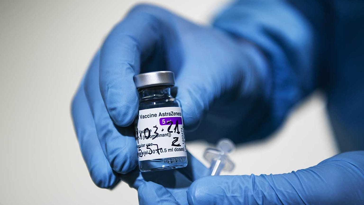 Una fiala del vaccino AstraZeneca, Vaxzevria, inoculata al centro vaccinale predisposto all'Allianz Stadium di Torino