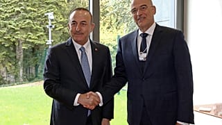 Ο Έλληνας ΥΠΕΞ Νίκος Δένδιας με τον τούρκο ομόλογο του Μελβούτ Τσαβούσογλου