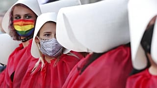 Demonstrantinnen bei einer Kundgebung gegen die Pläne der polnischen Regierung, aus der Istanbul-Konvention zur Bekämpfung häuslicher Gewalt auszutreten, in Wars