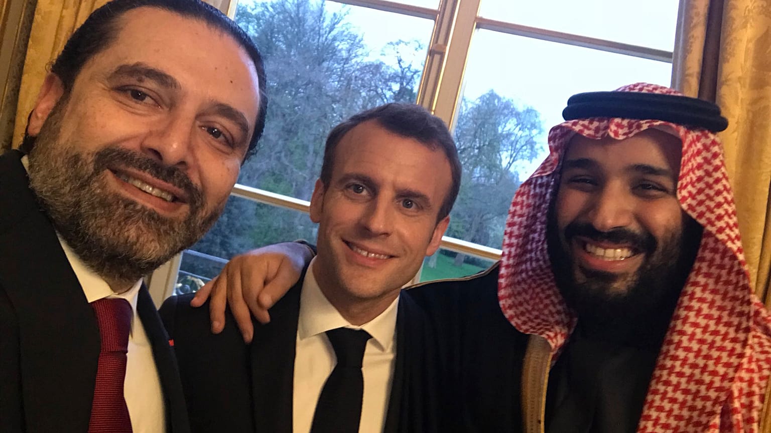 لرئيس الفرنسي إيمانويل ماكرون (إلى اليمين) وولي العهد السعودي الأمير محمد بن سلمان (إلى اليسار)  وسعد الحريري رئيس الوزراء اللبناني قصر الإليزيه في باريس في 09 أبريل 2018
