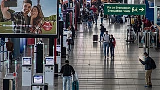 Viajeros caminan por el aeropuerto internacional Augusto Merino Benítez en Santiago, Chile.