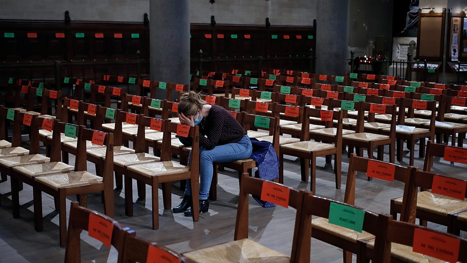 Une fidèle prie dans une église parisienne, le 01 avril 2021.