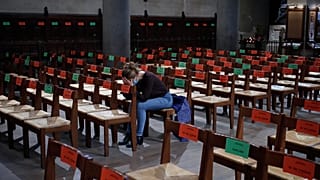 Une fidèle prie dans une église parisienne, le 01 avril 2021.