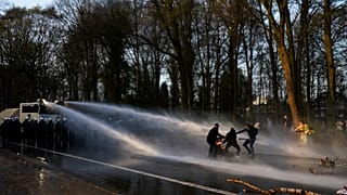 Vízágyúval oszlatták a bulizókat a belga rendőrök