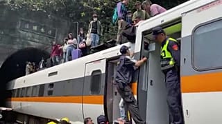 صورة مأخوذة من مقطع فيديو نشرته إدارة الإطفاء الوطنية للقطار الجانح شرق تايوان، 2 أبريل 2021