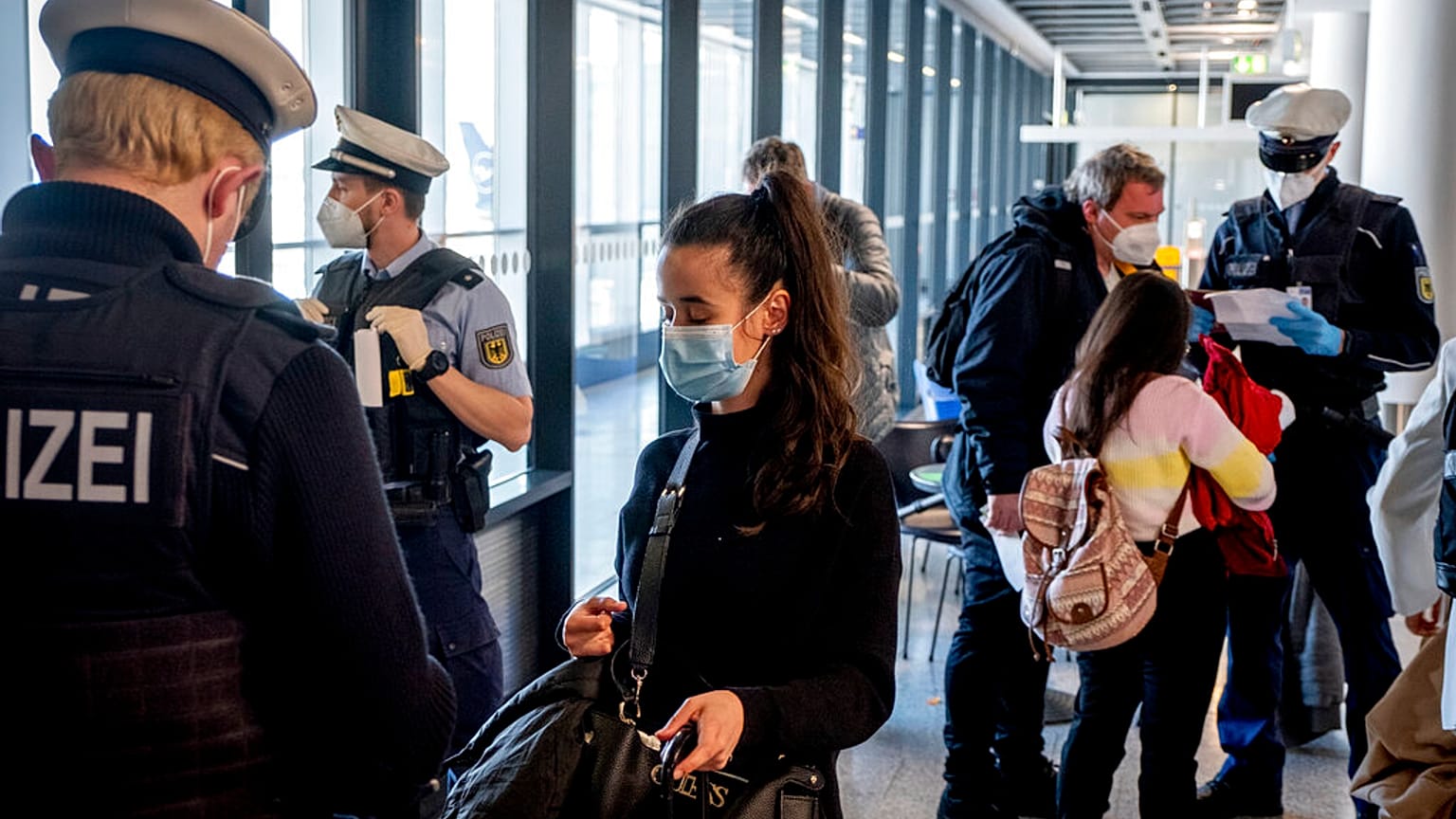 Kontrollen von Reisenden am Flughafen Frankfurt
