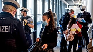 Kontrollen von Reisenden am Flughafen Frankfurt