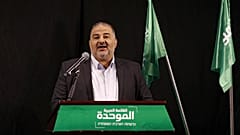 منصور عباس يتحدث خلال مؤتمر صحفي في مدينة الناصرة الشمالية،  1 نيسان / أبريل 2021