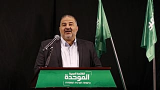 منصور عباس يتحدث خلال مؤتمر صحفي في مدينة الناصرة الشمالية،  1 نيسان / أبريل 2021