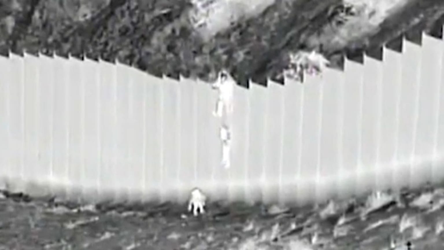 Imagen del momento en el que el coyote deja caer la segunda niña