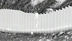 Imagen del momento en el que el coyote deja caer la segunda niña