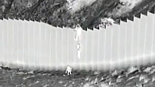 Imagen del momento en el que el coyote deja caer la segunda niña