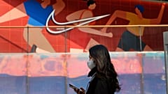 القضاء الأميركي يمنع توزيع أحذية "شيطانية" إثر دعوى من "نايكي"