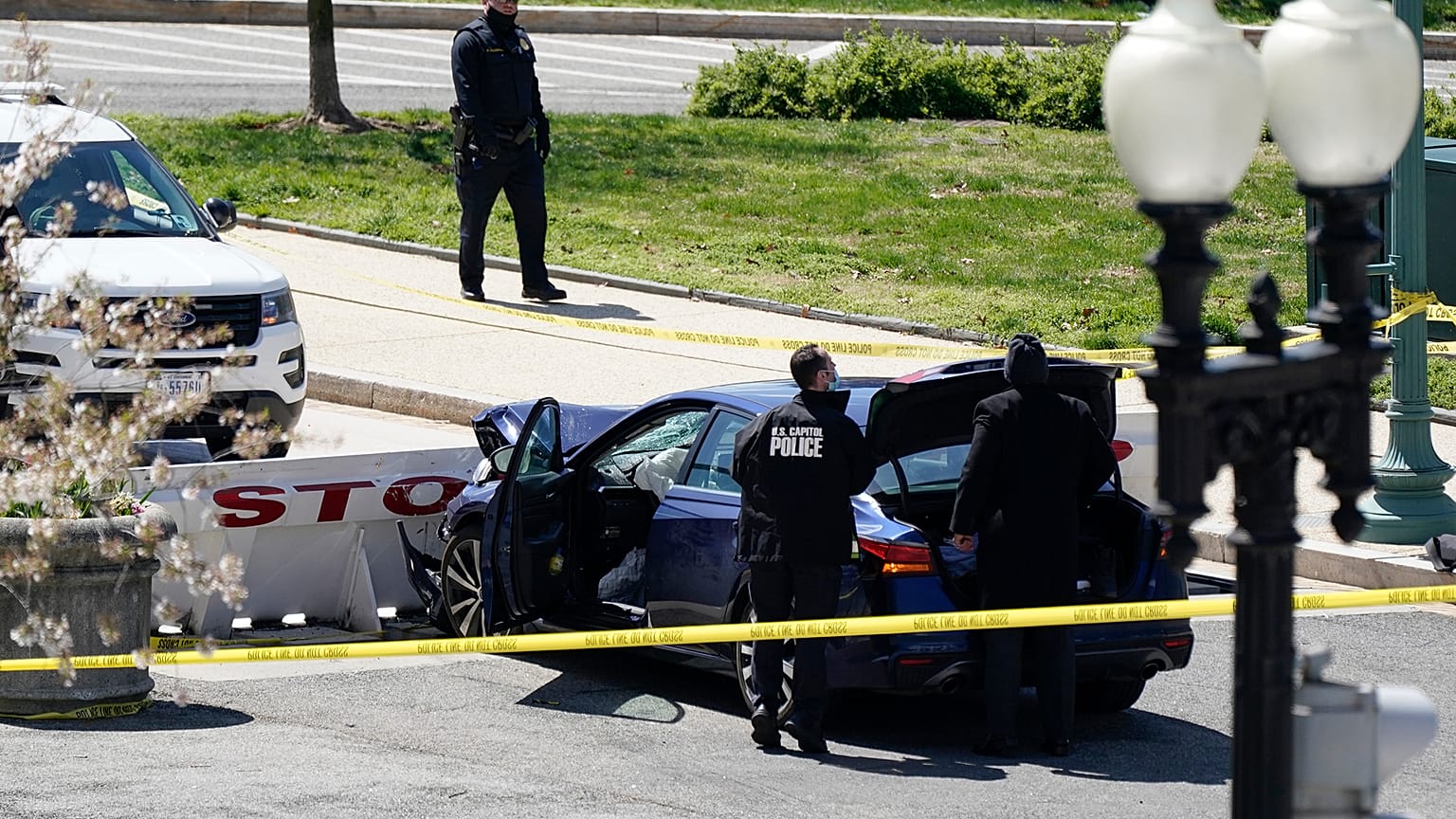 Bir sürücü, aracını ABD Kongre binası önünde polislerin bulunduğu noktadaki barikatlara sürdü, iki polis yaralandı