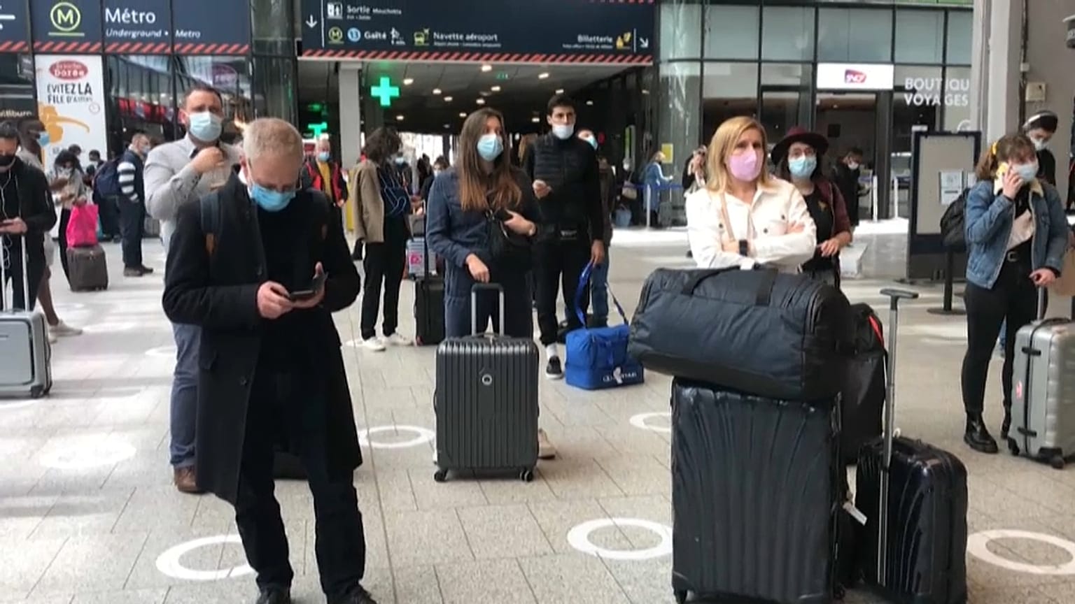 train passengers in paris 