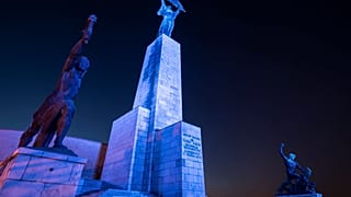 Kékben izzik a Szabadság-szobor