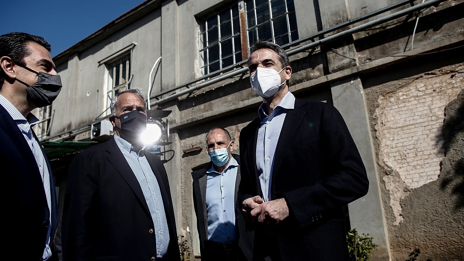 	Ο πρωθυπουργός Κυριάκος Μητσοτάκης (Δ) μιλά κατά τη διάρκεια της επίσκεψής του στο συγκρότημα εργοστασίων της πρώην ΠΥΡΚΑΛ