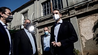 	Ο πρωθυπουργός Κυριάκος Μητσοτάκης (Δ) μιλά κατά τη διάρκεια της επίσκεψής του στο συγκρότημα εργοστασίων της πρώην ΠΥΡΚΑΛ