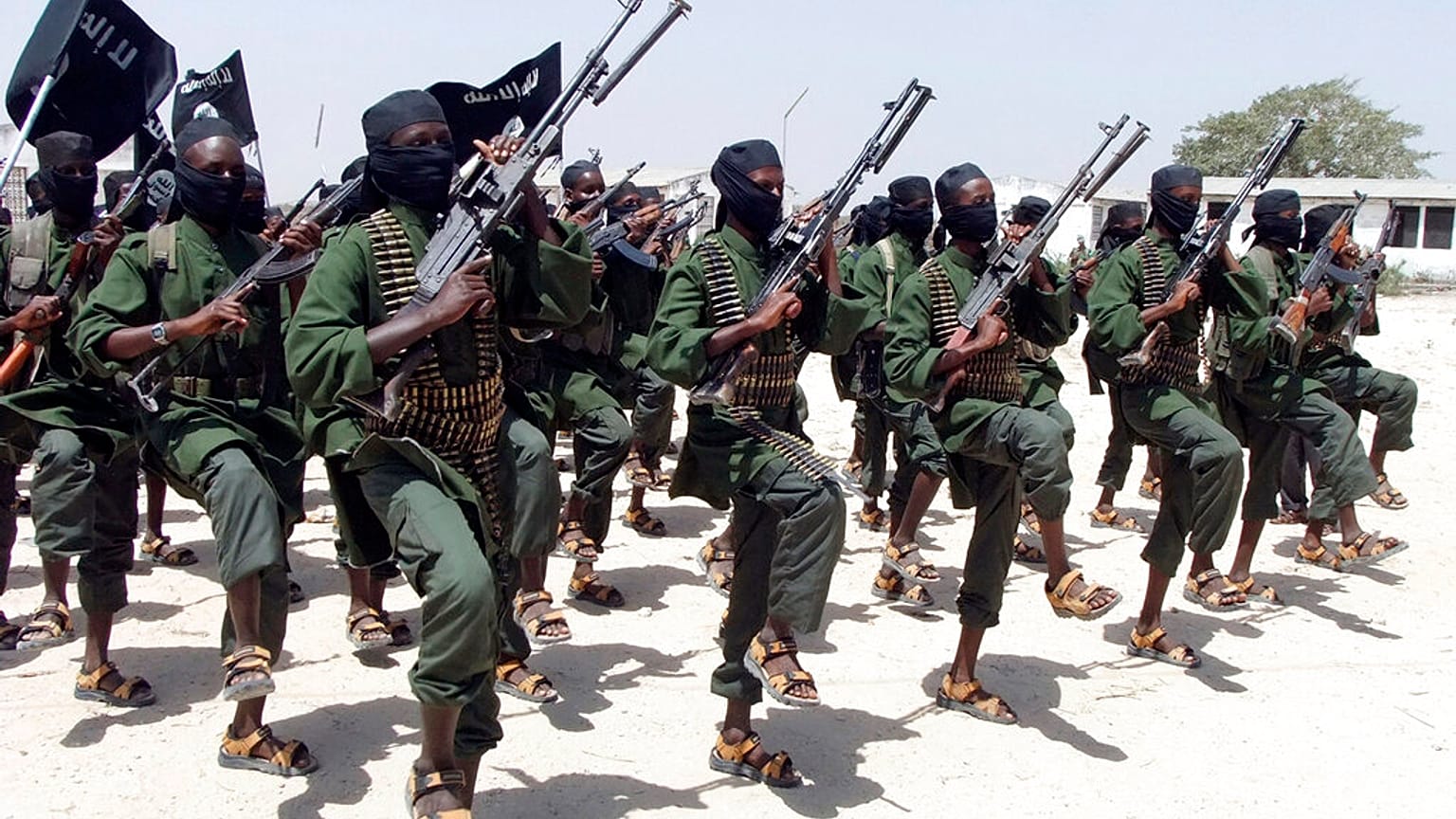 Az al Shabab katonái felsorakoznak