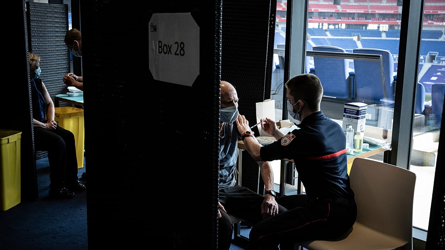 Los ciudadanos reciben una dosis de la vacuna COVID en un centro de vacunación masiva instalado en el estadio de fútbol del Olímpico de Lyon, el sábado 3 de abril de 2021.