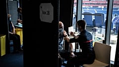 Los ciudadanos reciben una dosis de la vacuna COVID en un centro de vacunación masiva instalado en el estadio de fútbol del Olímpico de Lyon, el sábado 3 de abril de 2021.