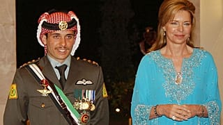  شاهزاده حمزه در مراسم عروسی‌اش در کنار مادرش ملکه نور