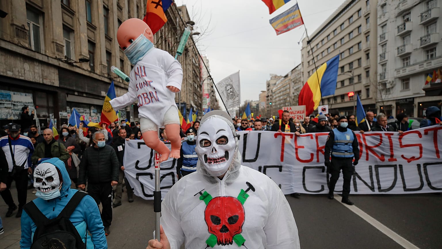 Manifestation anti-restrictions à Bucarest (Roumanie), le 3 avril 2021.