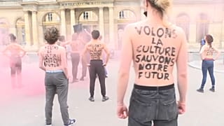 Meztelenkedéssel és vandalizmussal is tüntettek a járványügyi korlátozások ellen