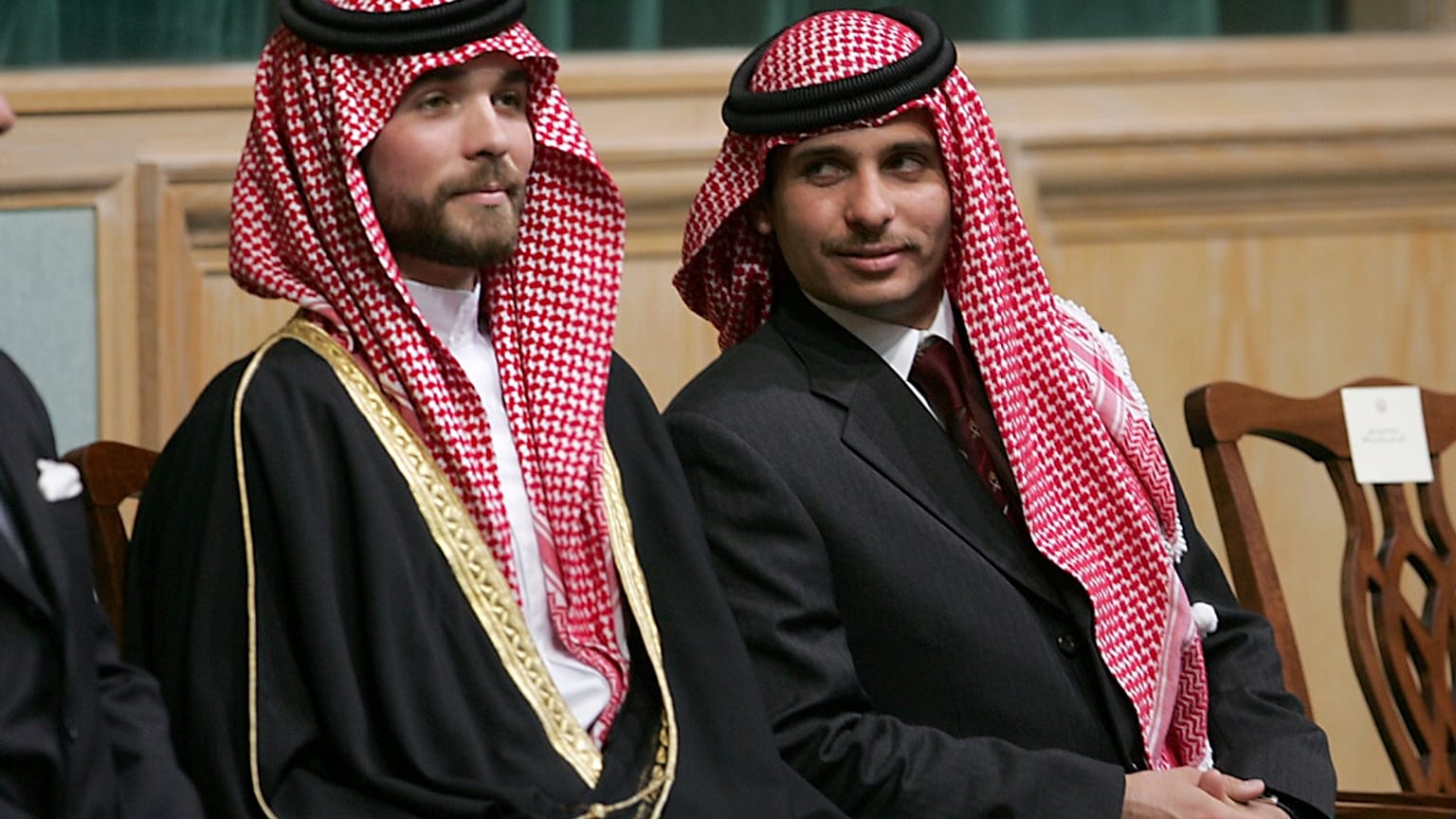 Foto de archivo de noviembre de 2006, el príncipe Hamza Bin Al-Hussein, a la derecha, y el príncipe Hashem Bin Al-Hussein, a la izquierda, hermanos del rey Abdullah II