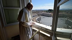 ARCHÍV: a Vatikáni Média által közreadott képen Ferenc pápa nézi az üres Szent Péter teret az Apostoli Palotában, 2020. április 26-án,