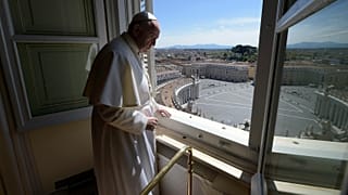 ARCHÍV: a Vatikáni Média által közreadott képen Ferenc pápa nézi az üres Szent Péter teret az Apostoli Palotában, 2020. április 26-án,