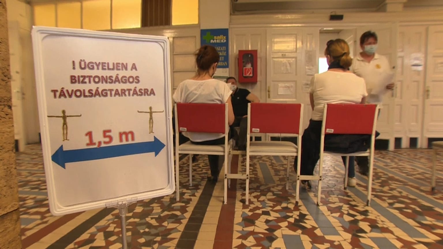 Ungheria: insegnanti in fila per il vaccino. Scuole riaperte dal 19 aprile tra paura e dubbi