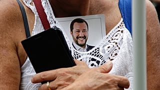 A Liga nagygyűlésén egy híve tűzte mellére Matteo Salvini fotóját