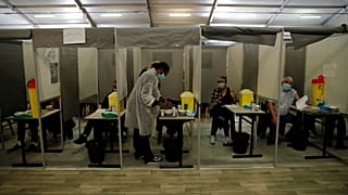 Covid-19 στην Ευρώπη: Πάσχα στα εμβολιαστικά κέντρα σε Γαλλία και Γερμανία