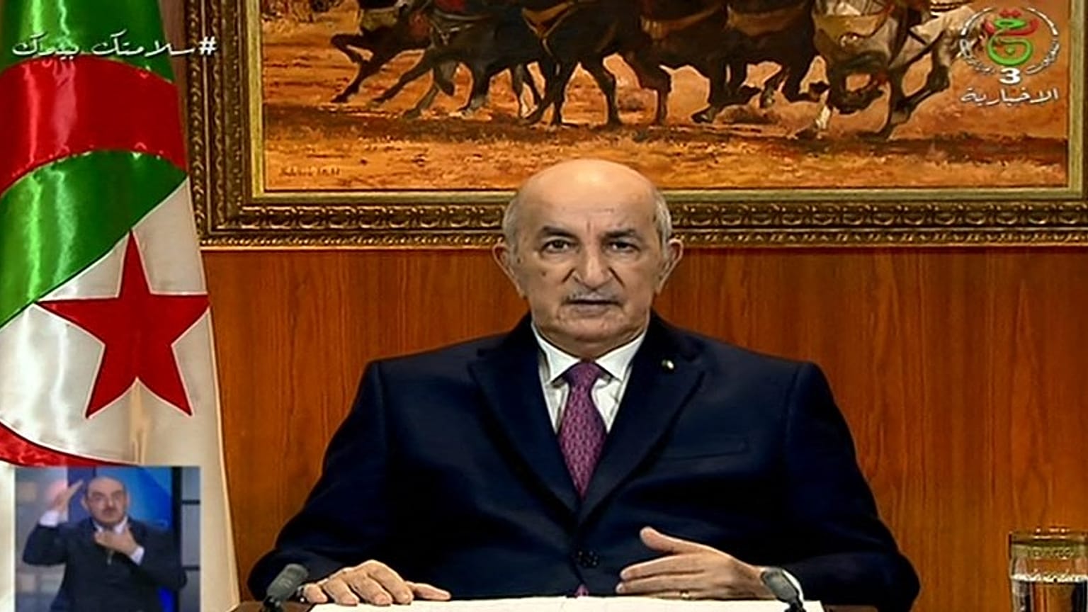 الرئيس الجزائري عبد المجيد تبون وهو يلقي خطابًا متلفزًا دعا فيه إلى حل البرلمان وإجراء انتخابات مبكرة ، في 18 فبراير 2021 في الجزائر العاصمة.