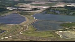 Si el depósito de agua con desechos se vierte al mar contaminaría la zona.