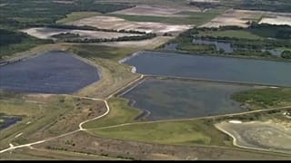 Si el depósito de agua con desechos se vierte al mar contaminaría la zona.