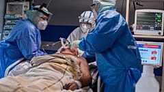 طاقم طبي في وحدة العناية المركزة في المستشفى في بوكنيا، بولندا