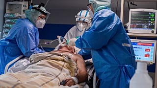 طاقم طبي في وحدة العناية المركزة في المستشفى في بوكنيا، بولندا